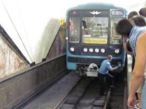 Bakı metrosunda intihar - özünü qatarın altına atdı