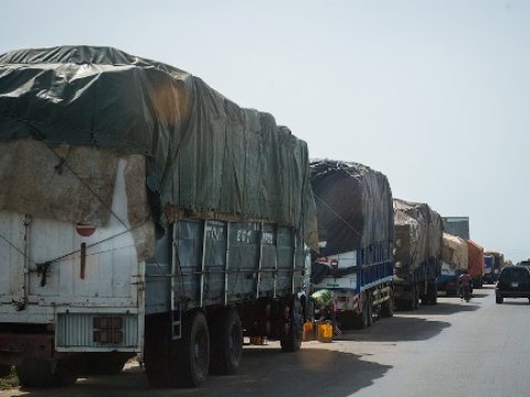 Ərzaqla dolu 500 yük maşını Azərbaycandan Rusiyaya keçdi
