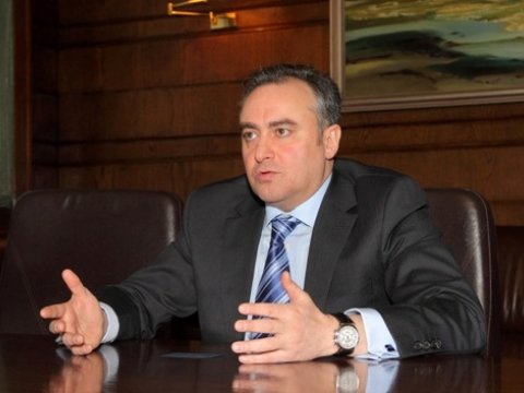 Həyat yoldaşının adı rüşvət qalmaqalında hallanan səfirdən yeni AÇIQLAMA