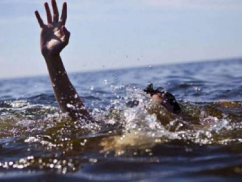 Milli Parkda gənc qadın ozünü dənizə atdı