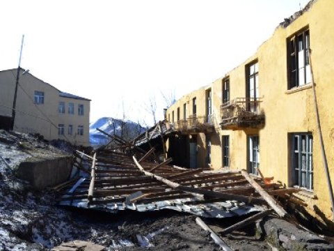 Güclü külək Daşkəsəndə evlərin damını uçurub - FOTOLAR