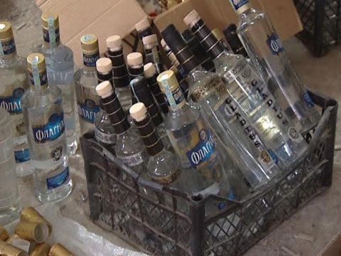 Saxta spirtli içki istehsalı ilə məşğul olan gizli sex aşkarlandı - FOTO