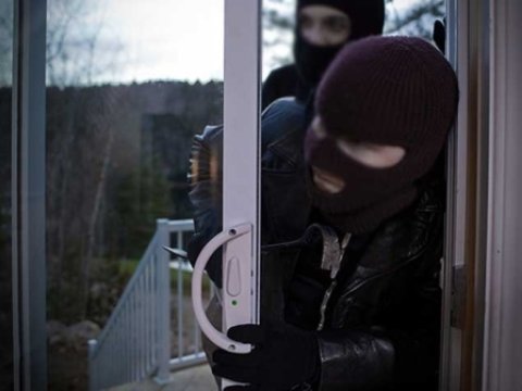 Bakıda maskalı şəxslər qoca ər-arvadın əl-qolunu bağlayaraq evi qarət ediblər