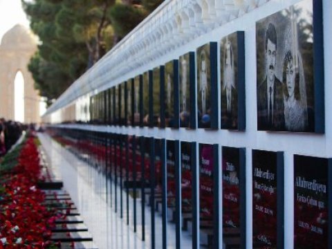 Bakı Meriyası 20 Yanvarda xərclədiyini gizli saxlayır, qərənfilləri uşaqlara göndərir