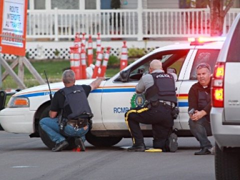 Məktəbə hücum edən qatil qardaşlarını və merin qızını öldürüb
