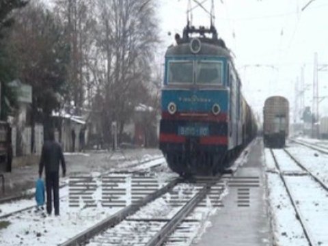  Şəmkirdə sərnişin qatarı daşa basılıb  