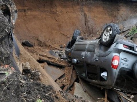 Daşkəsəndə "Niva" körpüdən aşdı, vəzifəli şəxslər öldü