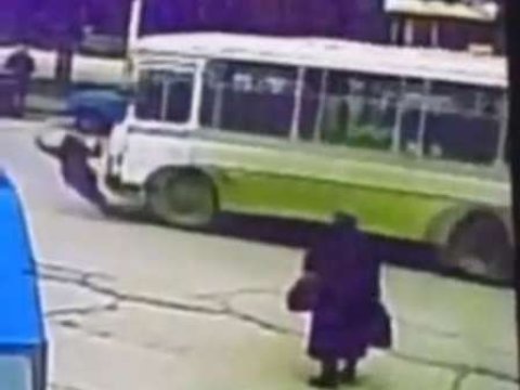  Sumqayıtda avtobus gənc qızın üstündən keçdi - VİDEO