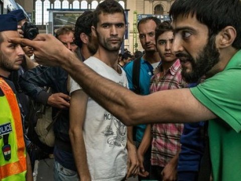 Rus qızlarına sataşan 5 qaçqın döyüldü