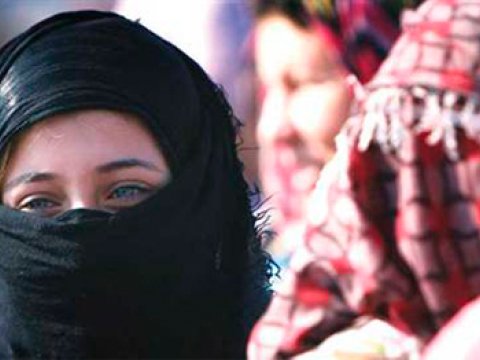 İŞİD-dən xilas olan qadınlar “bakirəlik testi”ndən keçirilir 