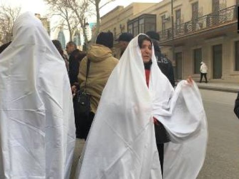 Rüstəm Usubov kəfən geyinənləri qəbul etdi