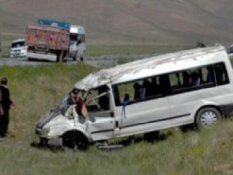  Qaradağda sərnişin mikroavtobusu qəzaya uğrayıb 