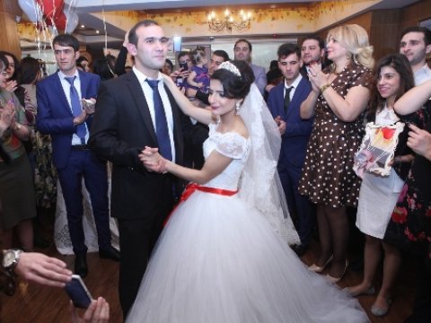 Nazirlik iki kimsəsiz gəncə toy elədi - FOTOLAR