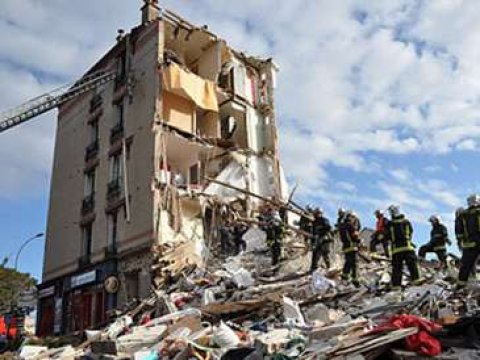 İstanbulda beşmərtəbəli bina çökdü