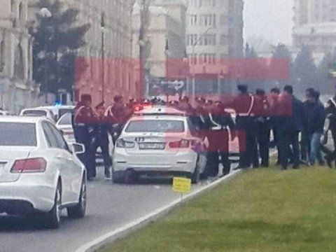 Polis maşınını çəkiclə əzən şəxs barədə AÇIQLAMA – VİDEO 
