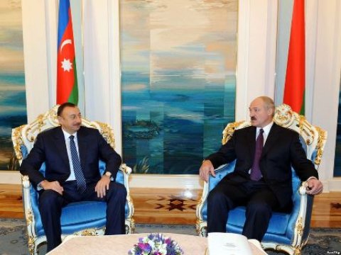 İlham Əliyevlə Lukaşenko telefonda beynəlxalq gündəmi müzakirə etdi