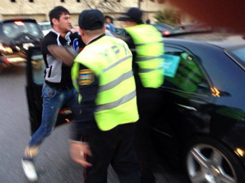 Bakıda yol polisini daş-qalaq edən ata və oğulları həbs olundu - QALMAQAL