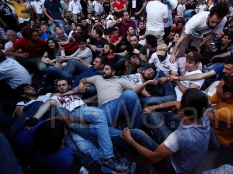 Sərkisyanın iqamətgahı önündə qeyri-adi aksiya – VİDEO