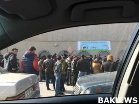  Bakıdakı kasıblar üçün pulsuz mağaza bir günə boşaldılıb - Foto 