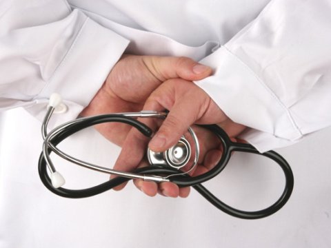 Azərbaycanda rüşvət alan baş həkimə cinayət işi açıldı 