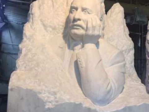 Məmməd Aslanın bəyaz daşa dönmüş heykəli - FOTO