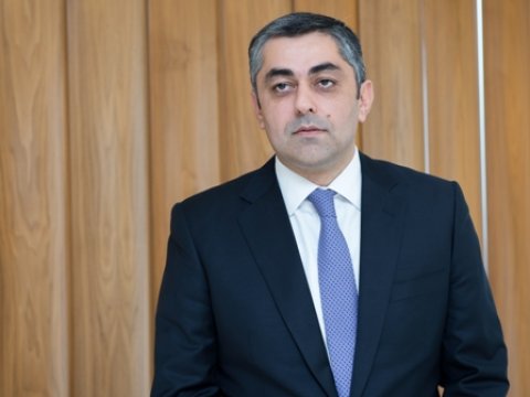 Nazir vətəndaşları incidən əməkdaşı işdən qovdu