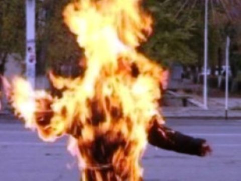 Üzərinə benzin töküb özünü yandırdı – Bakıda 