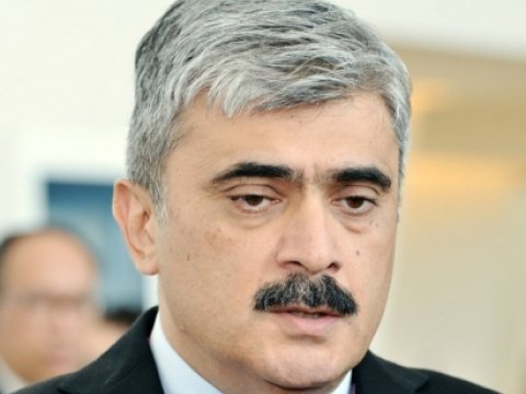 Adı qalmaqalda hallanan nazir ABŞ-a yollandı 