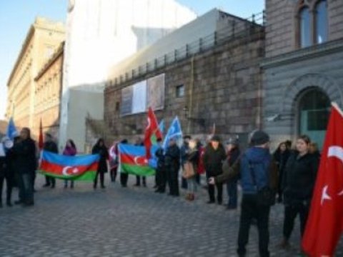  Türklər və azərbaycanlılar İsveçdə etiraz aksiyası keçiriblər