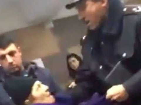  Metroda polisin yaşlı qadına qarşı kobudluğu - Video 
