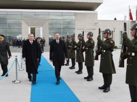 Prezidentlər təyyarədə çay süfrəsi arxasında - Fotolar