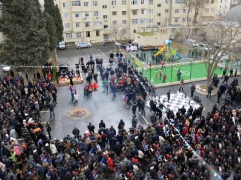 Gəncə və Sumqayıtda ən böyük tort kəsən Eldar Əzizov Bakıda ən böyük paxlavaya keçdi - FOTOLAR