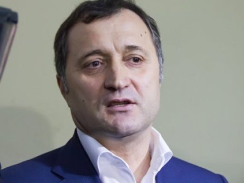 Keçmiş baş nazir təcridxanada döyüldü