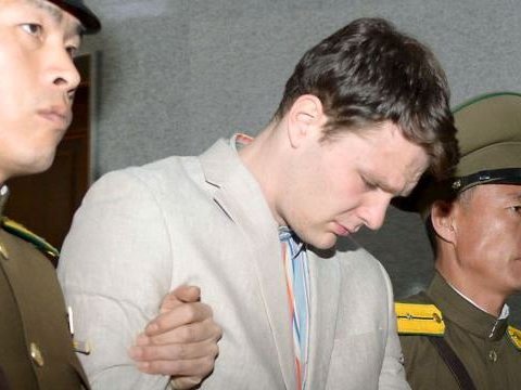 Amerikalı tələbəyə Şimali Koreyada 15 il hökm oxundu