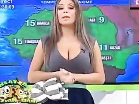 Hava məlumatını çatdıran aparıcının sinəsi... - VİDEO