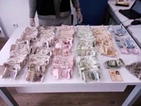  Dilənçinin üzərindən çıxan pul hamını təəccübləndirdi- FOTOLAR 