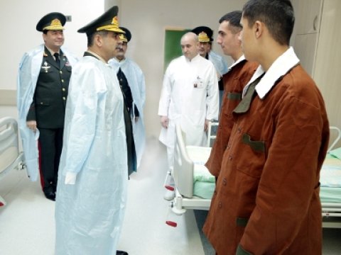  Müdafiə Nazirliyinin rəhbərliyi hərbi hospitalda olub  -Foto