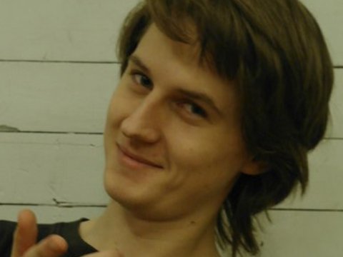 Aktyor pəncərədən yıxılıb öldü