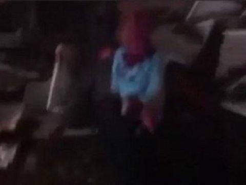 Brüssel terrorundan dəhşətli mənzərə: körpə anasının meyiti üstündə ağlayır - FOTOLAR