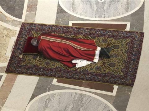 Papa ona belə yalvardı - FOTO