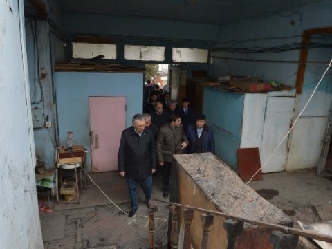 Əli Həsənov yanğından zərər çəkmiş köçkünlərin yanına getdi - FOTOLAR