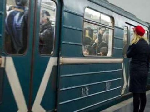 Paytaxtda qadın özünü qatarın altına atmağa cəhd edib 