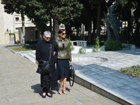 Prezident və xanımı Maqsud İbrahimbəyovun məzarını ziyarət etdi - FOTO