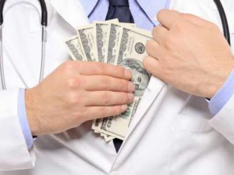 Köçkün həkimə dələduzluğa görə cinayət işi açıldı