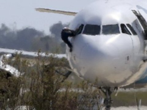 Misir təyyarəsini qaçıran şəxs təslim oldu - VİDEO 