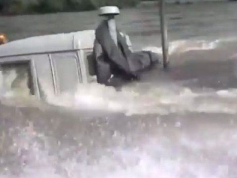 Salyanda yük maşını çaya düşüb - sürücü yoxa çıxıb 