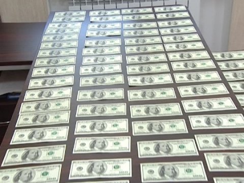 Bakıda külli miqdarda saxta dollar satanlar yaxalandı