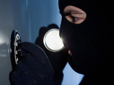 Oğurluğa girib pulla bərabər müşahidə kamerasını da apardı