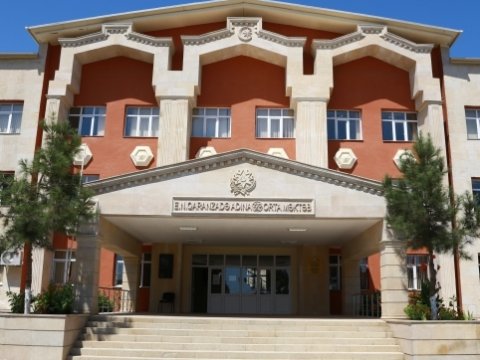 Direktor ağalıq edir: “Kimi istəyirəm onu da məktəbimə qəbul edirəm”