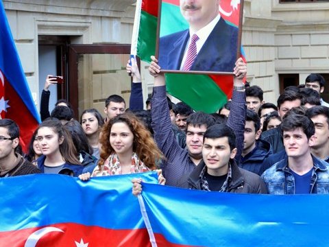 Daha bir ali məktəbdə orduya dəstək aksiyası keçirilib